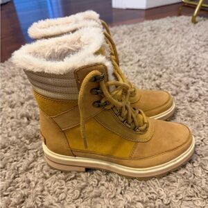 Sorel winter boots. Worn only once for short time. Size 6.5. Very warm & cozy!